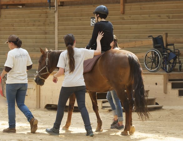 Le cheval aide les personnes en situation de handicap à travailler leur équilibre, leur tonus musculaire mais aussi à reprendre confiance en elles. © Equiphoria-Erik Bogros