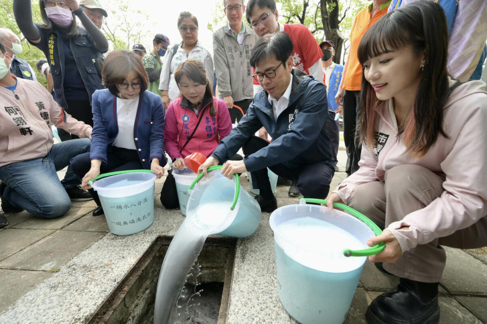 陳其邁(右二)親自示範「一桶水」防治消毒法。   圖：高雄市政府/提供