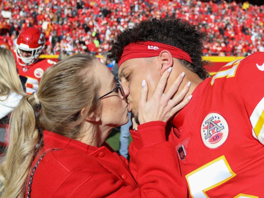 Patrick Mahomes kisses fiancée Brittany Matthews