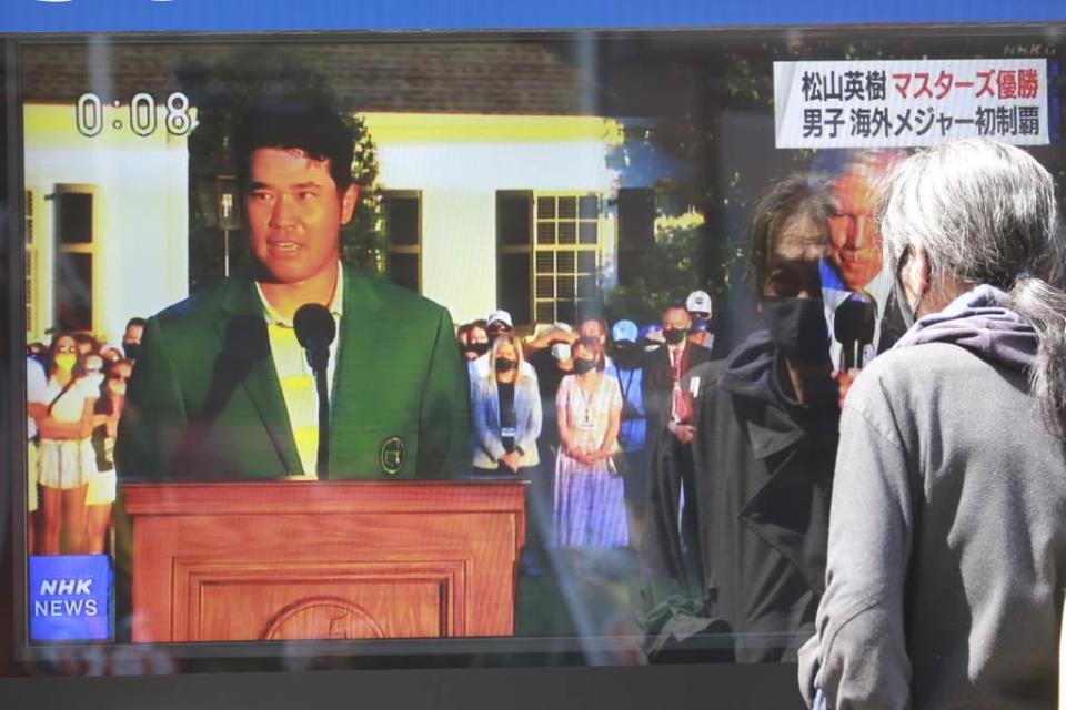 日本民眾在街頭觀看松山英樹的名人賽奪冠演說。（美聯社資料照）