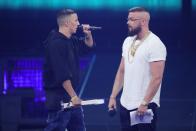 Rap-technisch über jeden Zweifel erhaben, moralisch am Pranger: Farid Bang (links) und Kollegah sind sowohl als Solo-Künstler als auch gemeinsam extrem erfolgreich, lösten mit einer geschmacklosen Zeile über KZ-Insassen aber eine Welle der Entrüstung aus. Kollegah gab seinen Fans mit dem Buch "DAS IST ALPHA!: Die 10 Boss-Gebote" zudem einen umstrittenen Lebens-Ratgeber an die Hand. (Bild: Getty Images/Andreas Rentz)