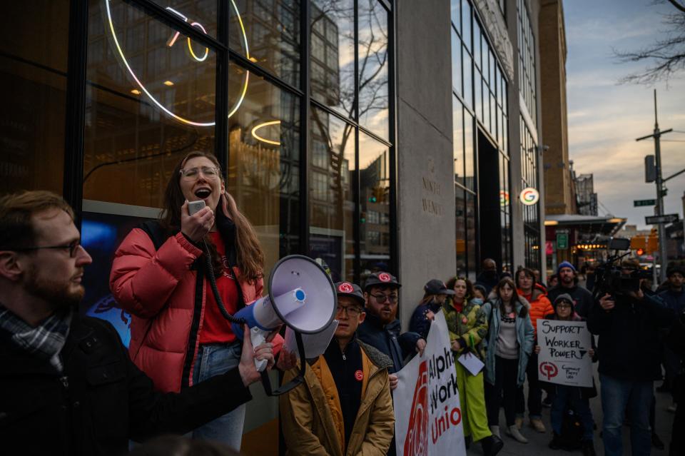 Google母公司Alphabet裁員1.2萬人，工會成員在辦公室外示威。 (ED JONES/AFP via Getty Images)