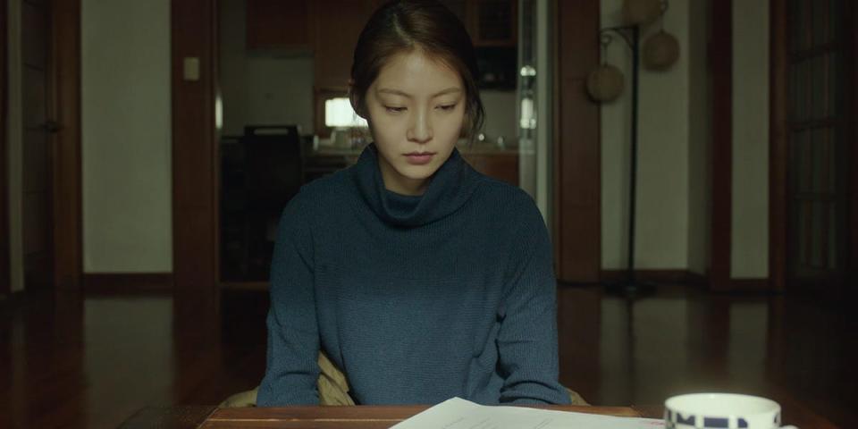 "Aloners" stars Gong Seung-yeon as Jina.