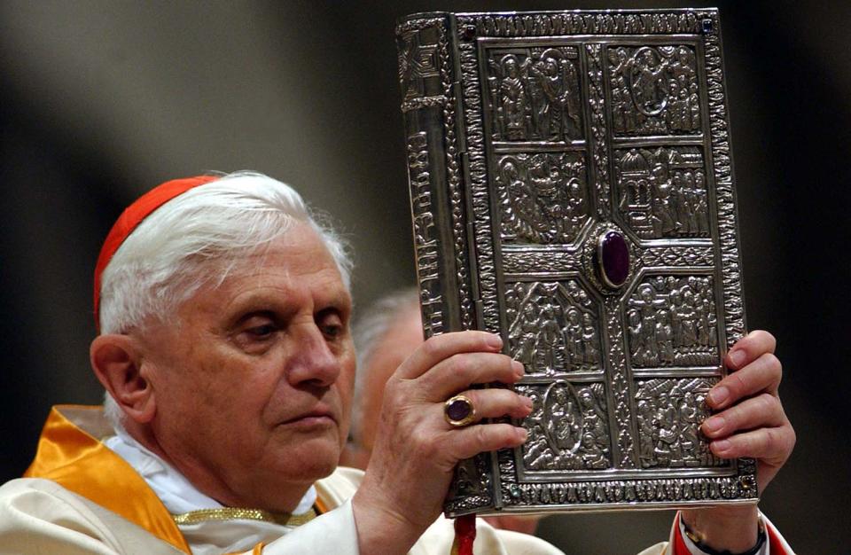 El cardenal Joseph Ratzinger, en reemplazo del papa Juan Pablo II, sostiene el libro del evangelio, en la Basílica de San Pedro, el 26 de marzo de 2005, en el Vaticano. Franco Origlia/Getty Images