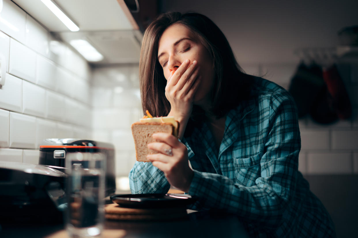 Vas siempre a matacaballo, sales de casa sin desayunar, picas cualquier cosa en función del trabajo, no llegas a tiempo para la cena y picas algo a última hora de la noche.. podrías causar una alteración del ritmo circadiano normal, lo que se conoce como 'crono-disrupción', la gran amenaza para el reloj circadiano y para tu salud, ya que eleva el riesgo de obesidad y diabetes. (Foto: Getty)