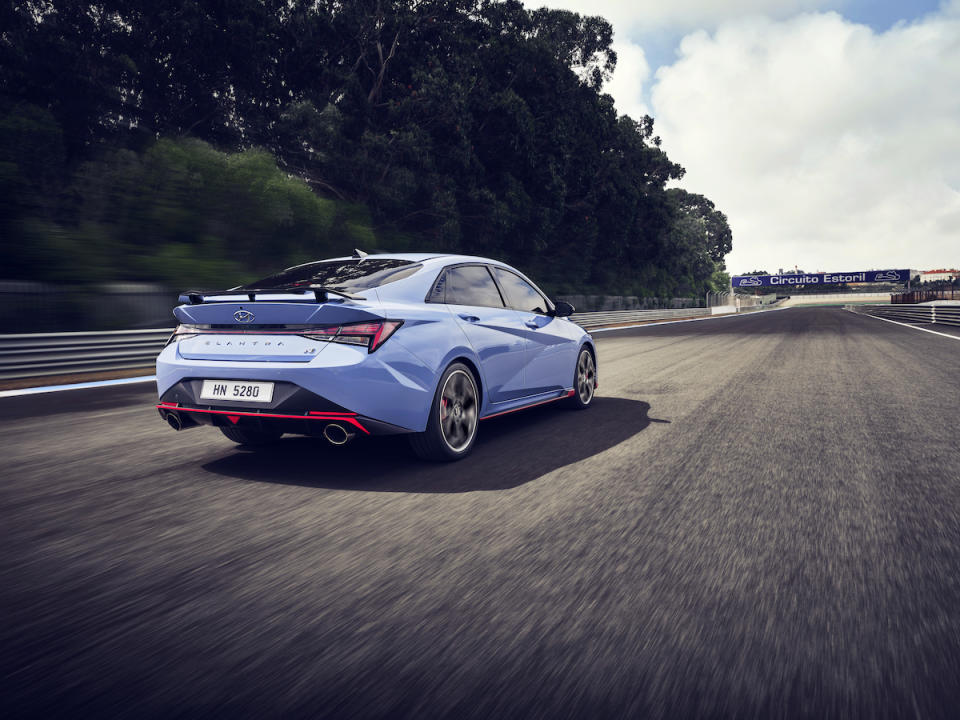 hyundai-elantra-n-debuts-circuit-driving-rear-low_jpg.jpg