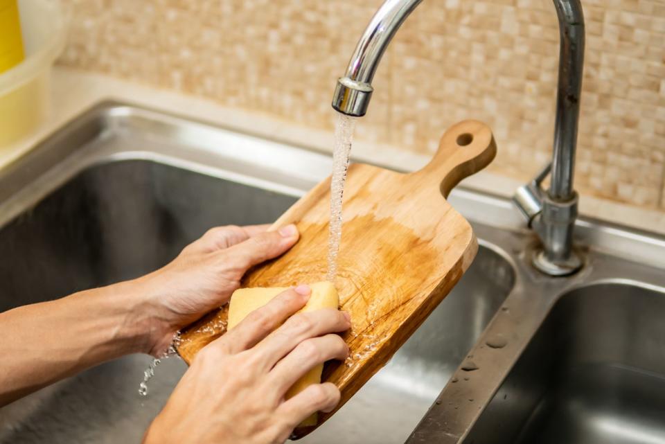 Eine Mischung aus Salz und etwas Zitrone funktioniert bestens, um Schneidebretter aus Holz von unangenehmen Gerüchen zu befreien. (Bild: iStock / Wachiwit)