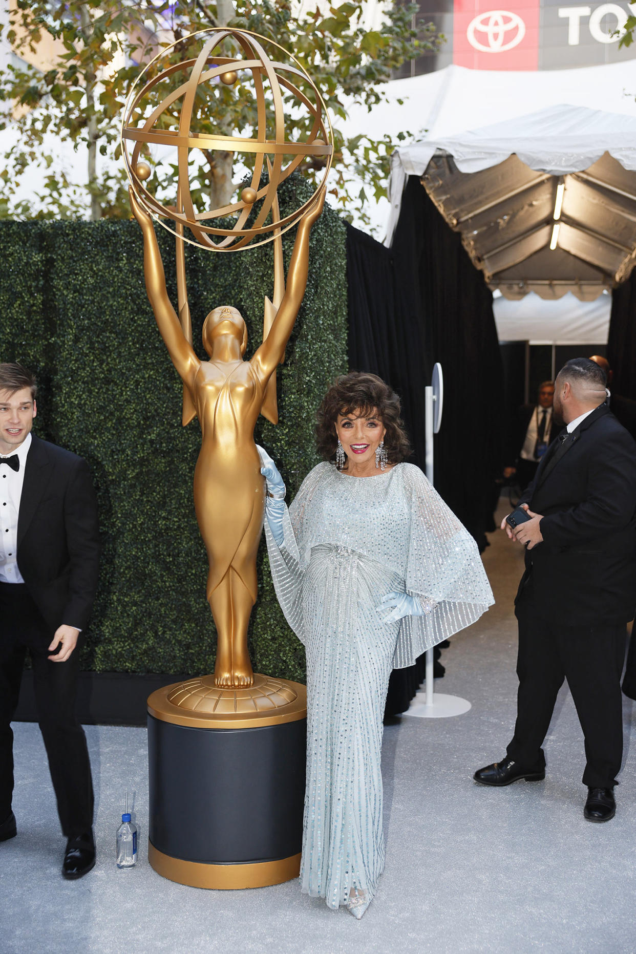 90yearold Joan Collins stuns and delights Emmys viewers 'Ageless