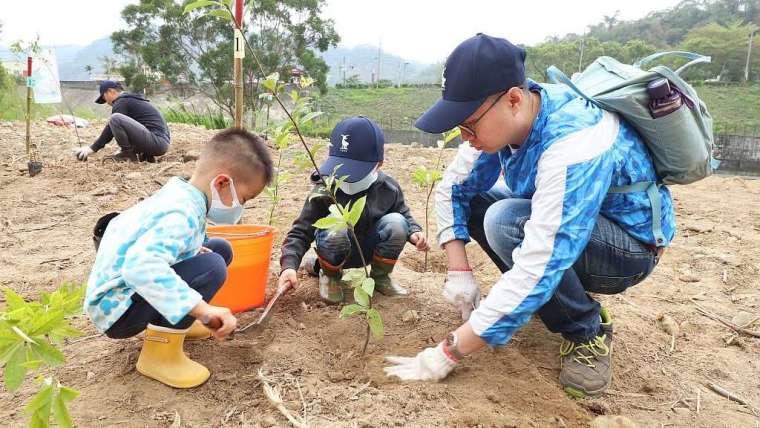 植樹活動共計150多位科定企業員工、家眷及新竹林區管理處同仁參與。(圖/科定企業提供)