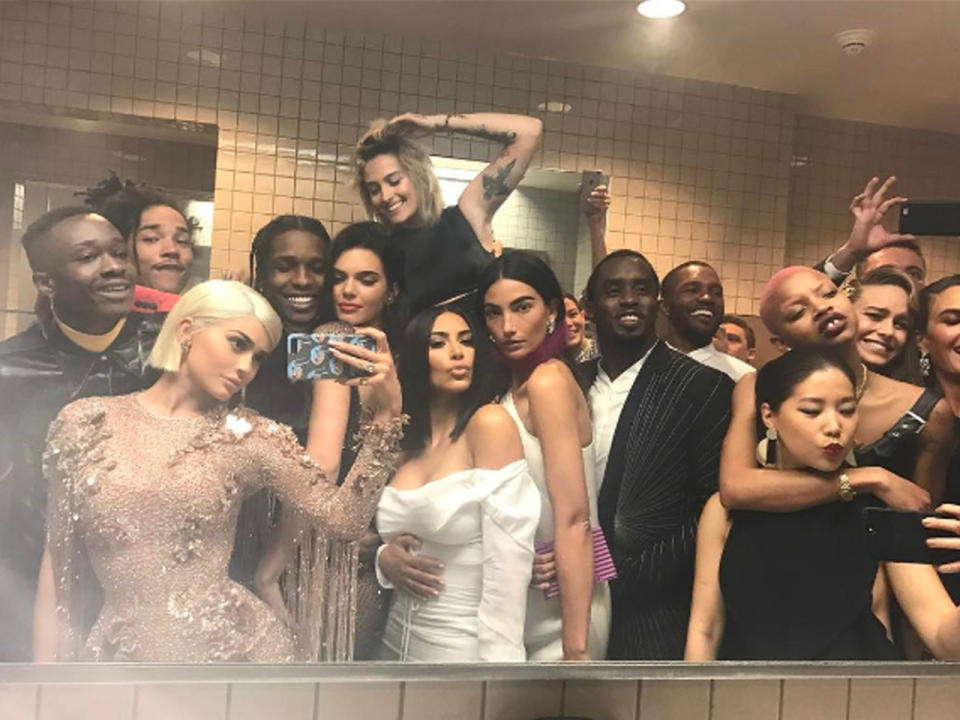 Die Stars der MET Gala treffen sich nicht etwa auf dem roten Teppich, sie feiern lieber auf der Toilette, wie die Selfies beweisen, die beim Event des Jahres entstanden sind. Alles, was Rang und Namen hat, kommt auf dem nicht mehr ganz so stillen Örtchen zusammen. Unterschiede zwischen Männlein und Weiblein werden da nicht gemacht. (Bild-Copyright: kyliejenner/Instagram)