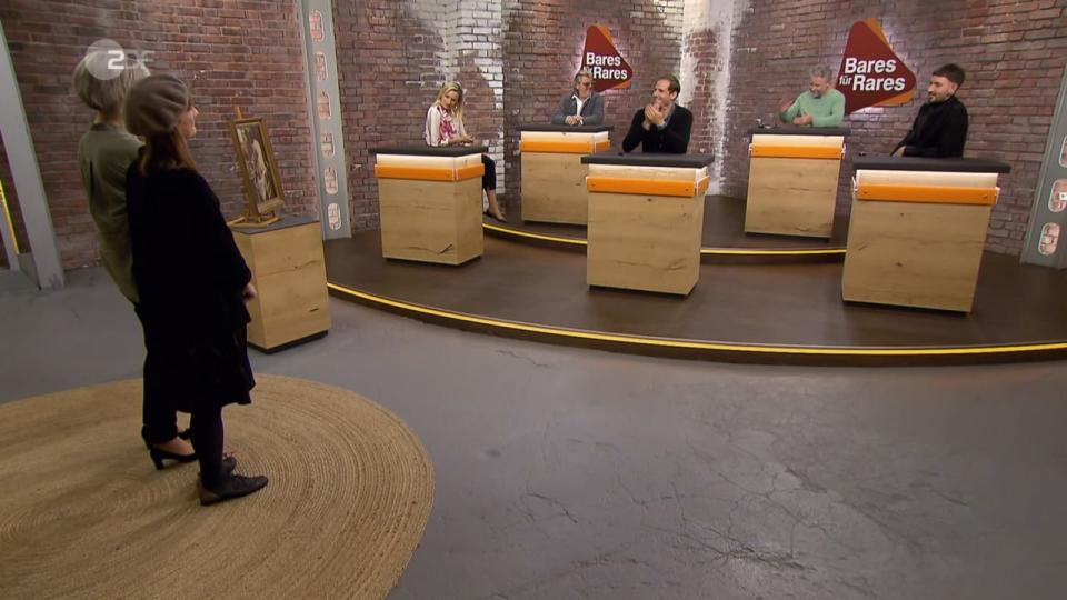 Lisa Nüdling dagegen schaute lieber auf das eigentliche Motiv: "Wirklich mal ein schöner Frauenakt", fand sie. Fabian Kahl (rechts) startete mit 400 Euro. (Bild: ZDF)