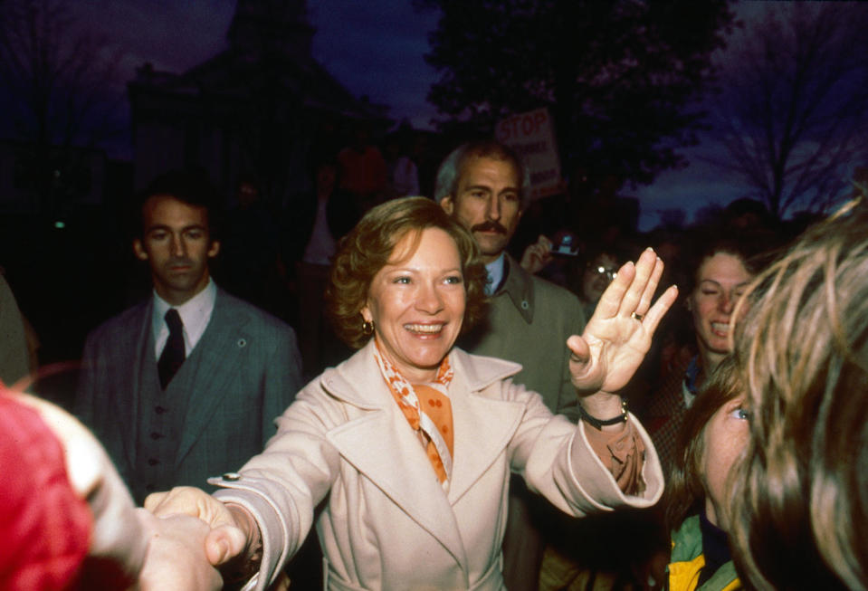 US First Lady Rosalynn Carter shakes hands and waves the other during a campaign event in New Hampshire on October 24, 1979. (Diana Walker / Getty Images)
