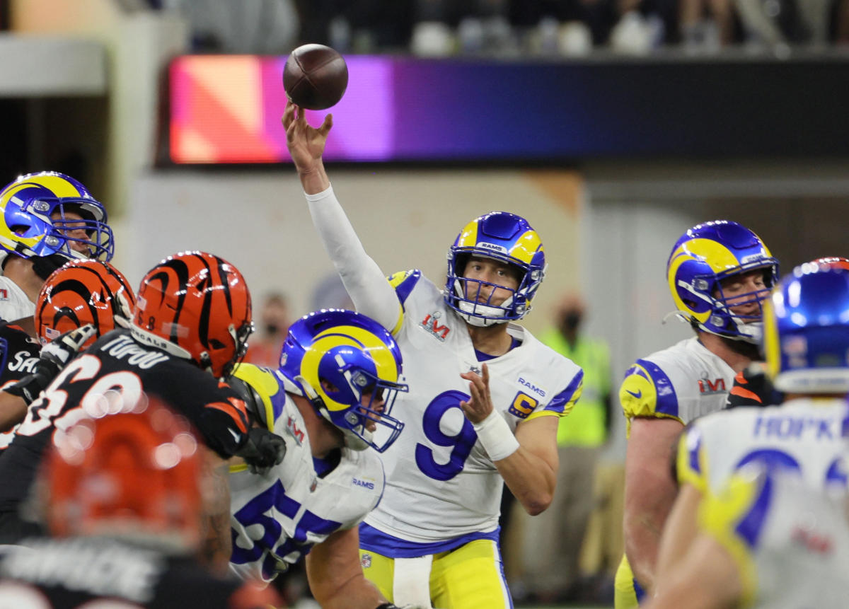 Matthew Stafford, @CooperKupp and @AaronDonald99 react to Stafford's  no-look pass during the Rams' final drive in the Super Bowl at…