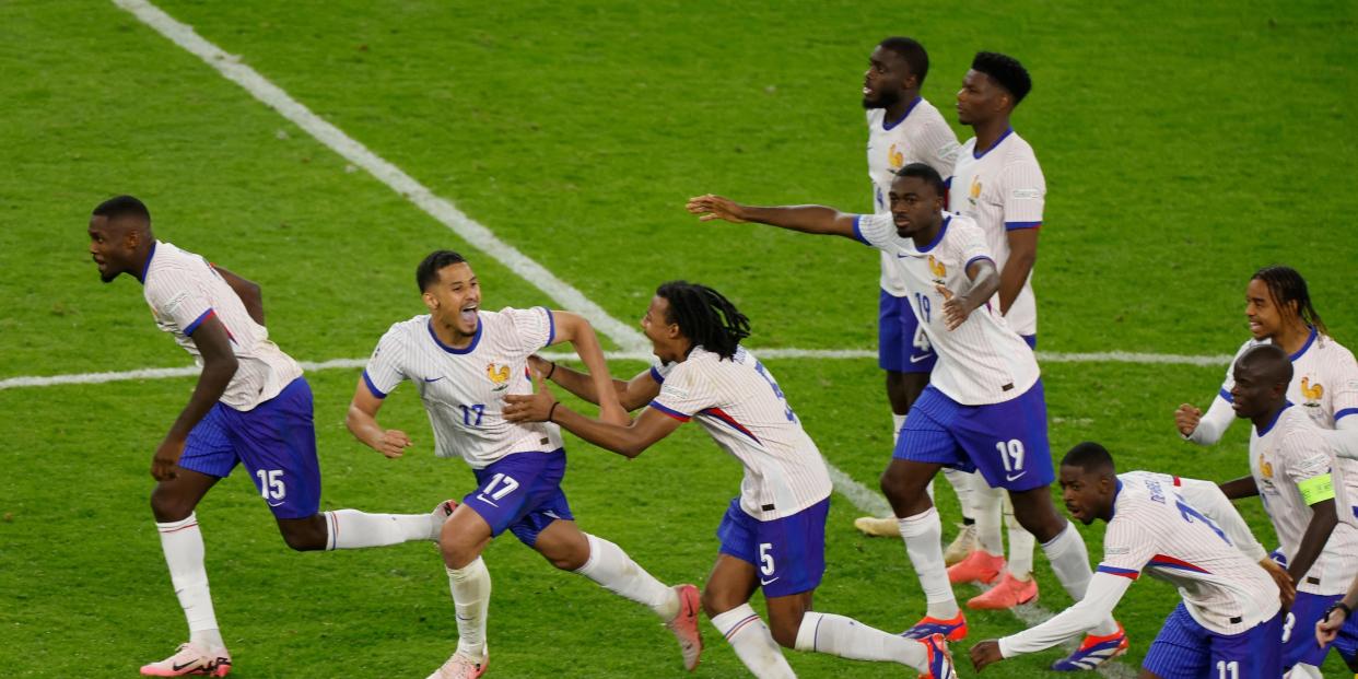 Die Franzosen jubeln im Elfmeterschießen gegen Portugal<span class="copyright">AFP via Getty Images</span>