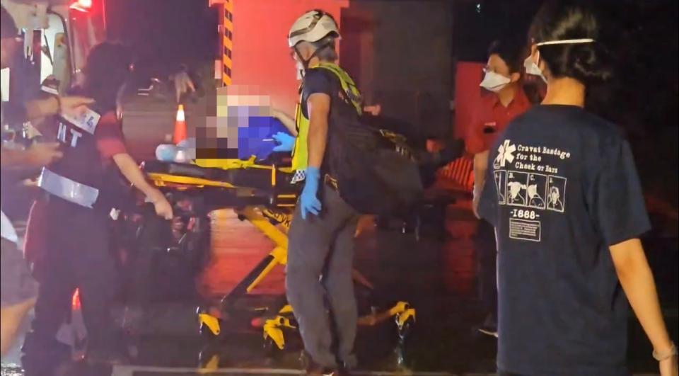 屏東市1家工廠22日發生火警產生爆炸，消防局獲報馳援，將傷者救出送醫。（中央社／民眾提供）