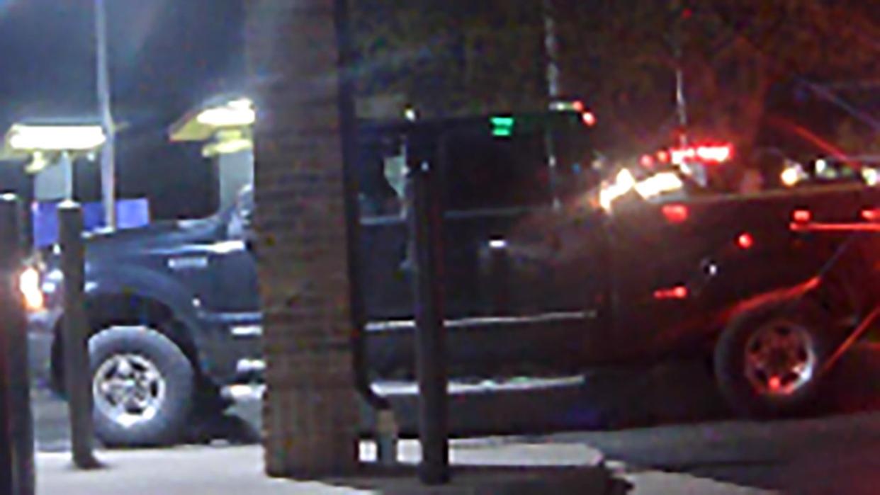 <div>Pickup truck involved in Lake Mills ATM burglary (Courtesy: LMPD)</div>