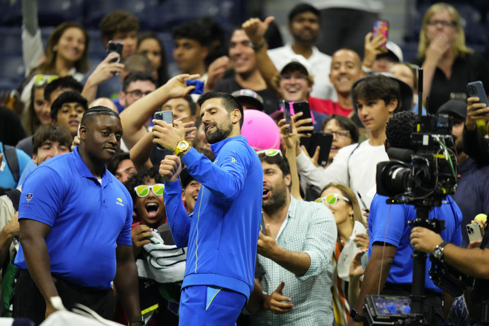 El serbio Novak Djokovic se saca selfie tras su victoria ante el francés Alexandre Muller durante la primera ronda del US Open, el martes, 29 de agosto de 2023, en Nueva York. (AP Foto/Frank Franklin II)