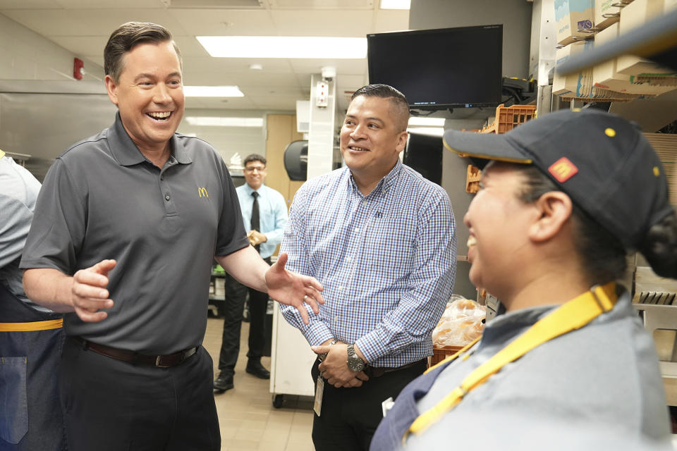 麥當勞總裁Joe Erilinger（左）指法案「片面、偽善及考慮不周」。 (Jean-Marc Giboux/AP Images for McDonald's Corporation)