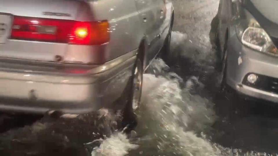 嘉義大雨侵襲，導致多區嚴重淹水。（圖／東森新聞）