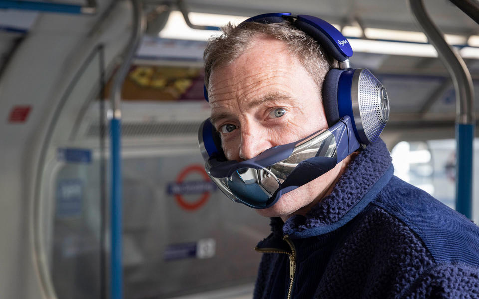 Dyson 首席工程師 Jake Dyson 於倫敦地鐵上穿戴 Dyson Zone 空氣淨化耳機。