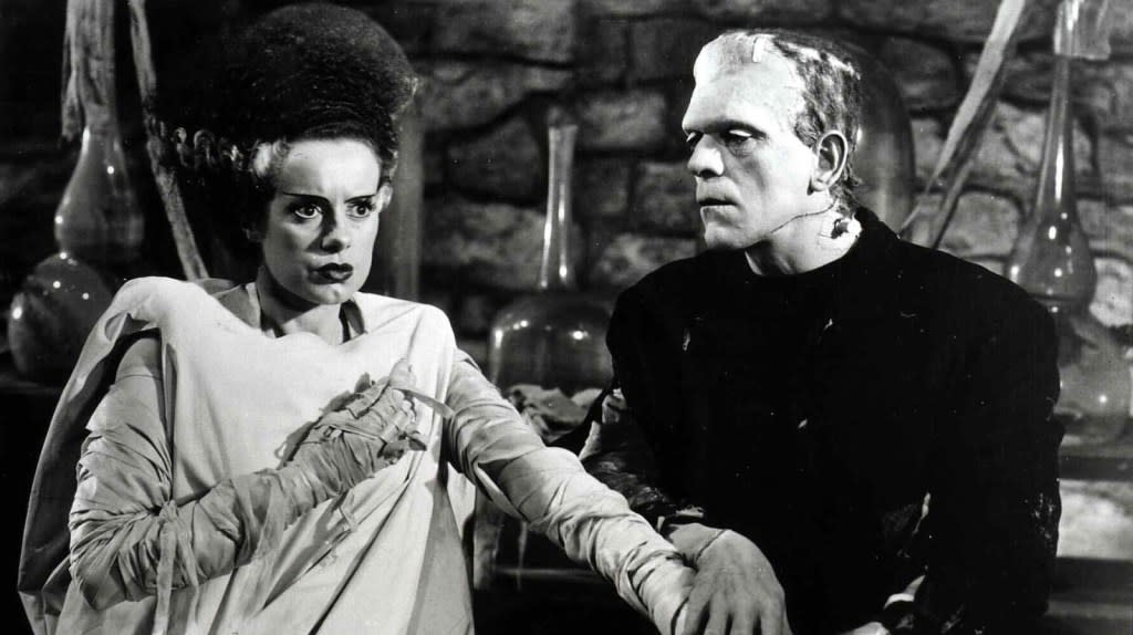 Kino. Frankensteins Braut, Bride Of Frankenstein, Frankensteins Braut, Bride Of Frankenstein, Elsa Lanchester, <span class="caas-xray-inline-tooltip"><span class="caas-xray-inline caas-xray-entity caas-xray-pill rapid-nonanchor-lt" data-entity-id="Boris_Karloff" data-ylk="cid:Boris_Karloff;pos:2;elmt:wiki;sec:pill-inline-entity;elm:pill-inline-text;itc:1;cat:Actor;" tabindex="0" aria-haspopup="dialog"><a href="https://search.yahoo.com/search?p=Boris%20Karloff" data-i13n="cid:Boris_Karloff;pos:2;elmt:wiki;sec:pill-inline-entity;elm:pill-inline-text;itc:1;cat:Actor;" tabindex="-1" data-ylk="slk:Boris Karloff;cid:Boris_Karloff;pos:2;elmt:wiki;sec:pill-inline-entity;elm:pill-inline-text;itc:1;cat:Actor;" class="link ">Boris Karloff</a></span></span> Das Monster (Boris Karloff) ist von seiner Braut (Elsa Lanchester) sehr angetan. Doch er stößt bei ihr nur auf Ablehnung., 1935. (Photo by FilmPublicityArchive/United Archives via Getty Images)