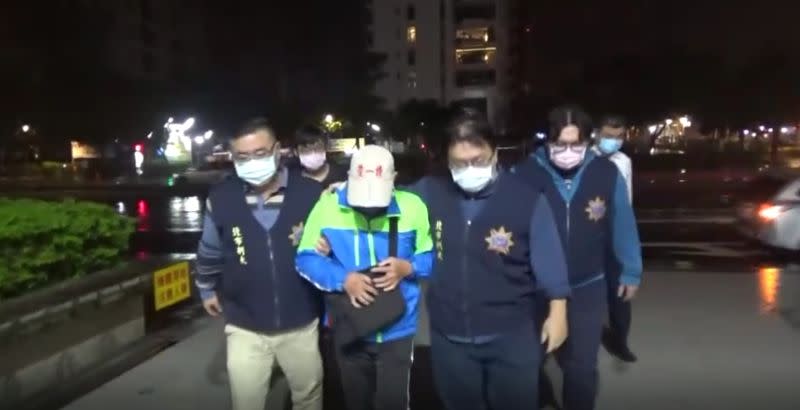 ▲稍早警方在高雄市將有恐嚇前科的蔡男（65歲）逮捕。（圖／翻攝畫面）