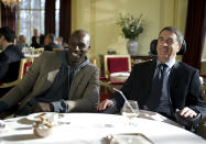 <p>Après un accident, un riche aristocrate prénommé Philippe (François Cluzet) se retrouve en fauteuil roulant. Il engage alors comme aide à domicile, Driss (Omar Sy) qui vient tout juste de sortir de prison. Les deux hommes tentent alors de s’apprivoiser. Malgré des origines sociales aux antipodes, Philippe et Driss tisseront une amitié indestructible et intouchable.</p><br>