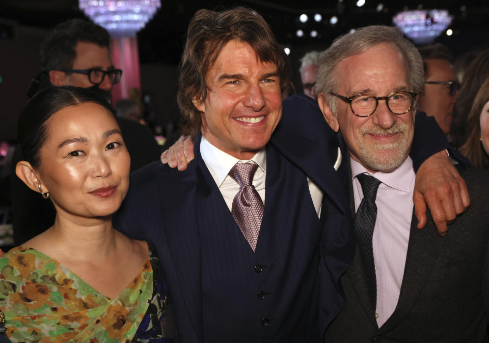 Hong Chau, de izquierda a derecha, Tom Cruise, y Steven Spielberg asisten al almuerzo de nominados a la 95a entrega de Premios de la Academia el 13 de febrero de 2023, en el Hotel Beverly Hilton en Beverly Hills, California. (Foto Willy Sanjuan/Invision/AP)