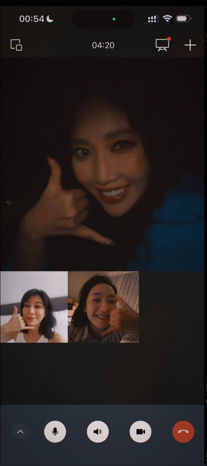 A-Lin（上）與賈靜雯（左下）和劉雅瑟（右下）視訊通話分享喜悅。（圖／翻攝自微博）