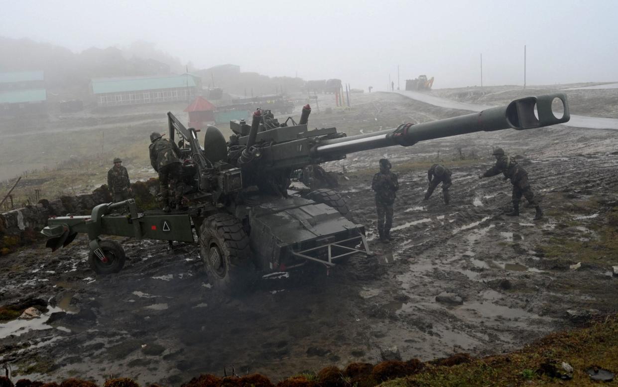 Indian Army soldiers demonstrate positioning of a Bofors gun at Penga Teng Tso ahead of Tawang, near the Line of Actual Control (LAC), neighbouring China, in India's Arunachal Pradesh state - MONEY SHARMA/AFP via Getty Images