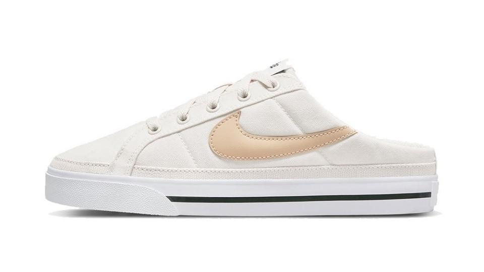 NIKE COURT LEGACY MULE原價2,100元，折後價1,210元。（圖/Nike）