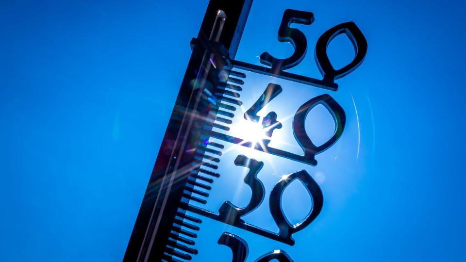 In Südeuropa steigen die Thermometer zum Teil über die 40 Grad-Marke. (Bild: Jens Büttner/ dpa)