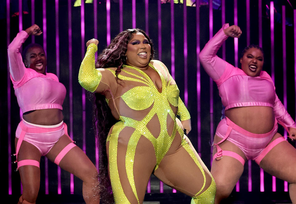 lizzo dancing with her dancers on stage