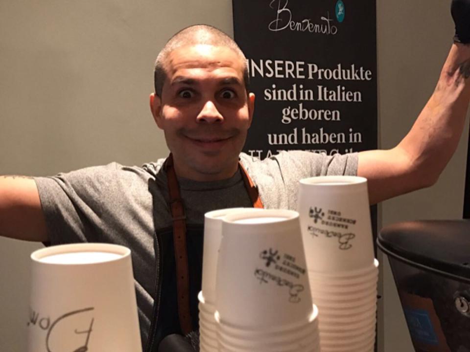 Shaham Joyce macht mit seiner Band Empire Statement immer noch nebenbei Musik, er arbeitet aber hauptberuflich im Familienunternehmen seiner Ehefrau: Die Firma "Benvenuto Kaffee" verkauft italienischen Espresso und das dazu passende Zubehör. Im kleinen "Caffe per favore" in Hamburg steht Joyce ab und zu als Barista hinter dem Tresen. (Bild: www.instagram.com/ilovebenvenuto)