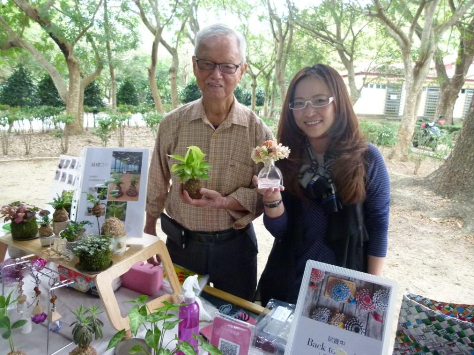 參與市集的手作設計師呈現自己最好的創作。（記者張淑娟攝）