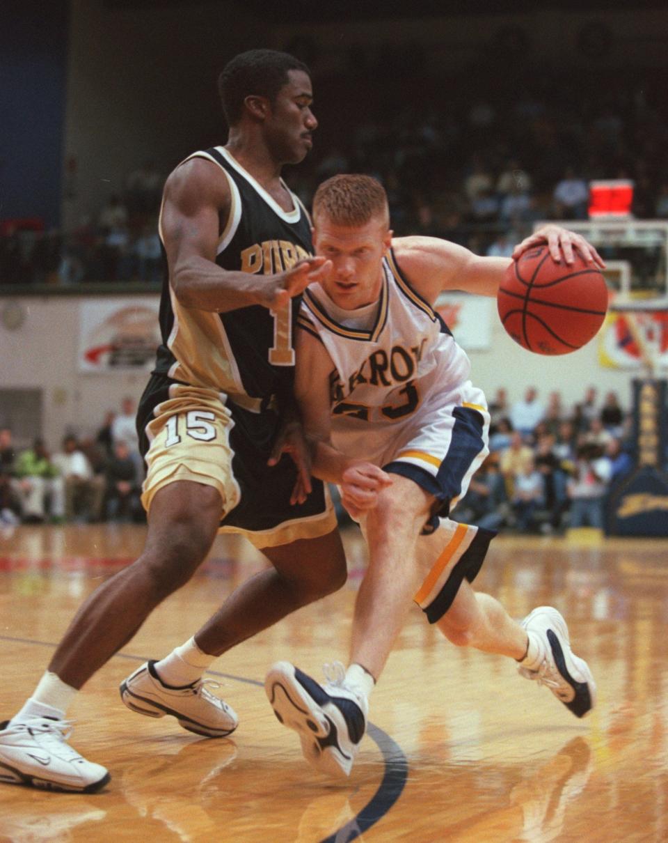 Akron's Nate Schindewolf makes his way around Purdue's Joe Marshall, Dec. 27, 2000.