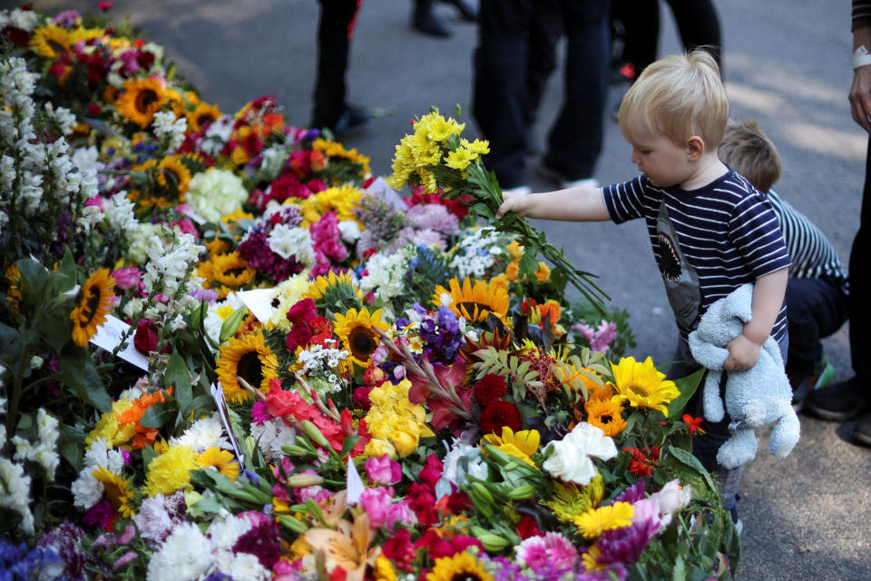 <p>Auch ein kleiner Junge verabschiedet sich mit Blumen von der Queen (Bild: REUTERS/Phil Noble)</p> 