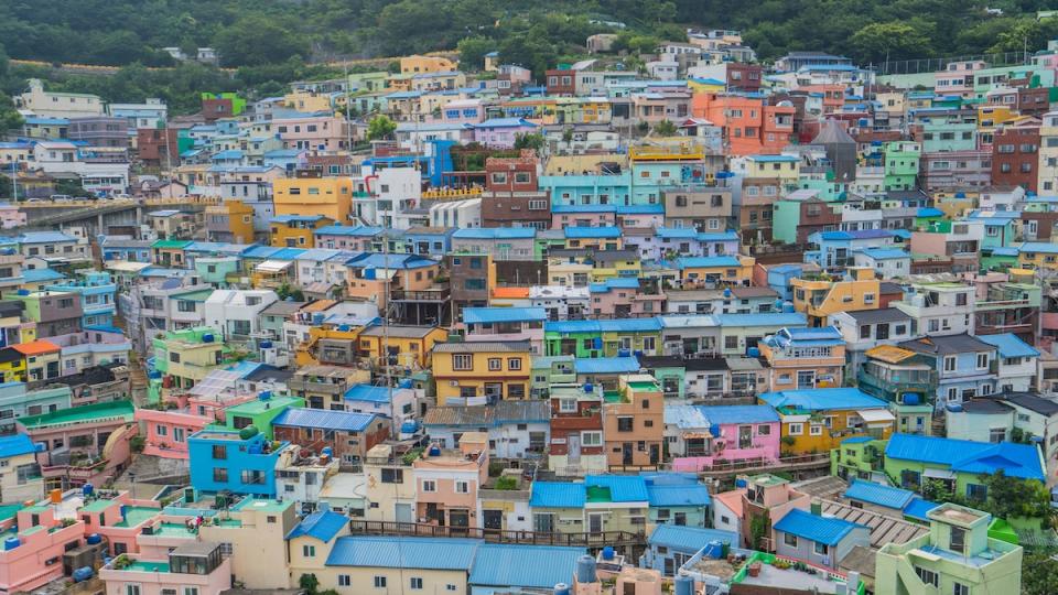 釜山（Photo Credit: Philip Jang@unsplash.com, License CC0，圖片來源：https://unsplash.com/photos/assorted-colored-cityscape-during-daytime-Jf7pL52wn9g）