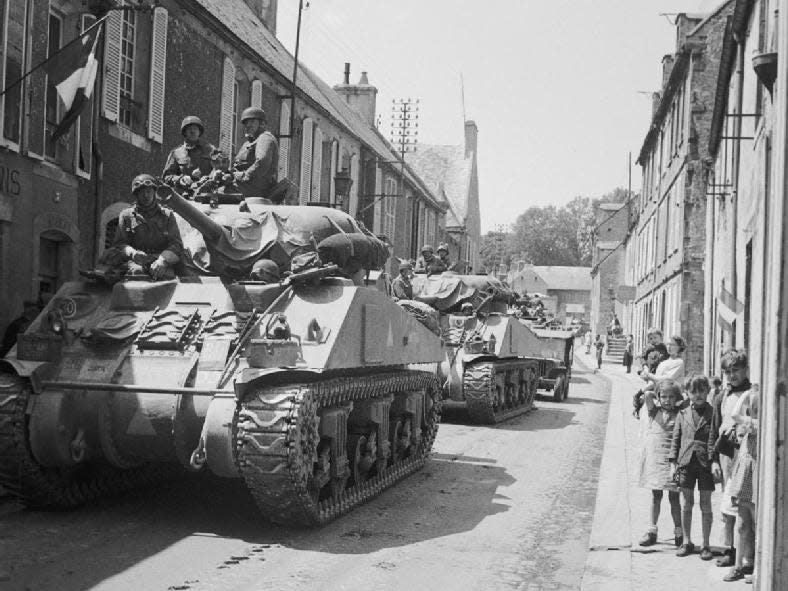 Sherman_tanks_passing_through_Bayeux