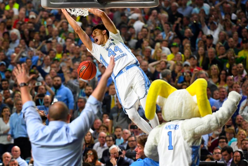 North Carolina Tar Heels forward <a class="link " href="https://sports.yahoo.com/nba/players/5889/" data-i13n="sec:content-canvas;subsec:anchor_text;elm:context_link" data-ylk="slk:Isaiah Hicks;sec:content-canvas;subsec:anchor_text;elm:context_link;itc:0">Isaiah Hicks</a> dunks the ball against Gonzaga Bulldogs guard <a class="link " href="https://sports.yahoo.com/nba/players/6310/" data-i13n="sec:content-canvas;subsec:anchor_text;elm:context_link" data-ylk="slk:Josh Perkins;sec:content-canvas;subsec:anchor_text;elm:context_link;itc:0">Josh Perkins</a> during the second half in the championship game of the 2017 NCAA Men’s Final Four at University of Phoenix Stadium on Apr 3, 2017.