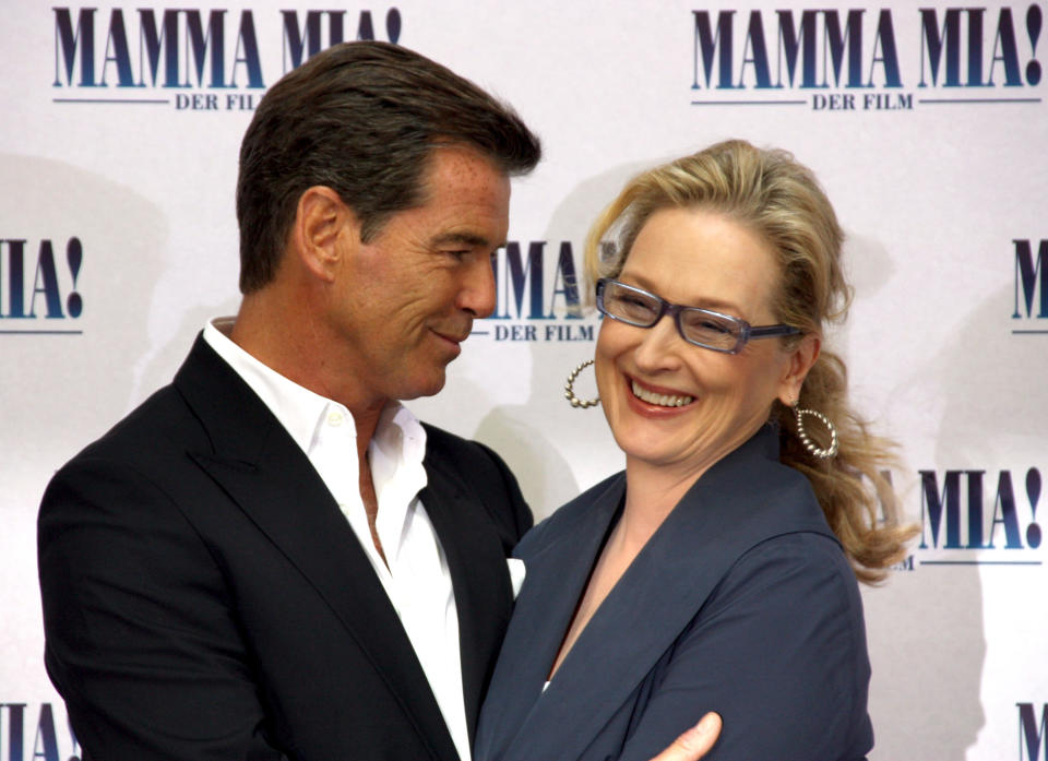 BERLÍN - 3 DE JULIO: El actor Pierce Brosnan y la actriz Meryl Streep asisten a la sesión fotográfica de 'Mamma Mia! The Movie' en el Hotel Adlon el 3 de julio de 2008 en Berlín, Alemania (Foto de Anita Bugge/WireImage)