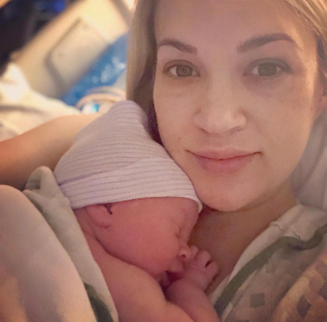 Carrie al natural con su bebito. Instagram @acidwestern