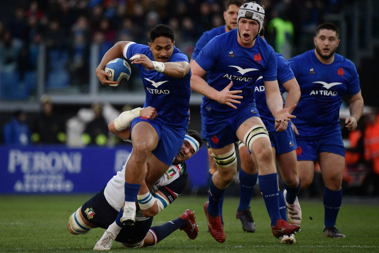 Italy's flanker Sebastian Luke Negri (Bottom Rear) tackles France's center Yoram Moefana during the Six Nations international rugby union match between Italy and France on February 5, 2023 at the Olympic stadium in Rome. (Photo by Filippo MONTEFORTE / AFP)