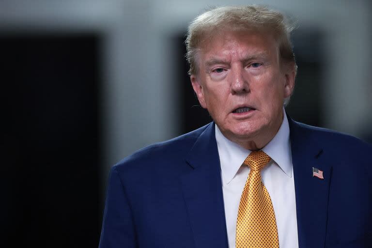 El expresidente estadounidense Donald Trump habla con la prensa al final del día de su juicio por supuestamente encubrir pagos de silencio relacionados con relaciones extramatrimoniales, en el Tribunal Penal de Manhattan en la ciudad de Nueva York, el 7 de mayo de 2024