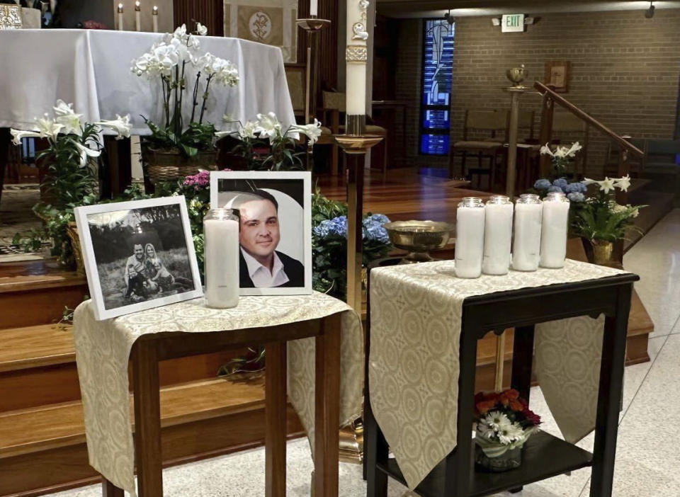 Un altar en memoria de Joshua Barrick, el lunes 10 de abril de 2023, en la iglesia católica de la Santa Trinidad, en Louisville, Kentucky. (AP Foto/Claire Galofaro)