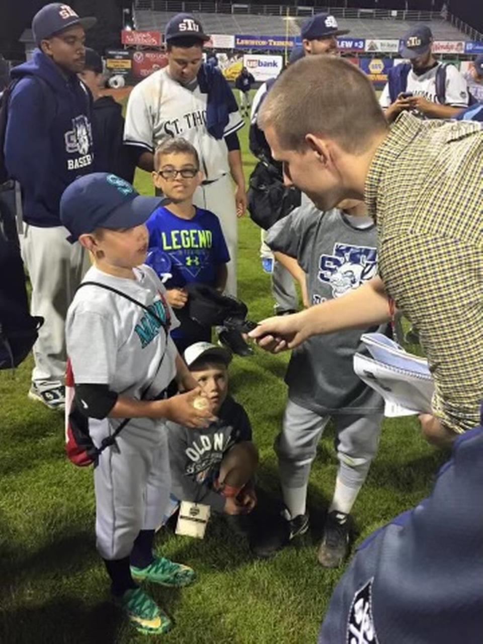 Tre Grittner meets St. Thomas University baseball players during the NAIA World Series in 2015.