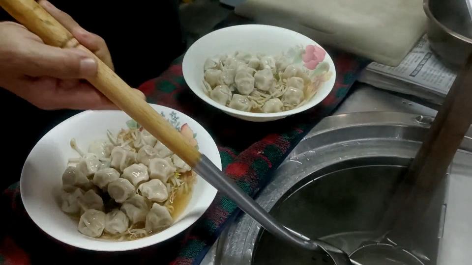 老闆用料大方，光餛飩就有20顆左右。（圖／東森新聞）