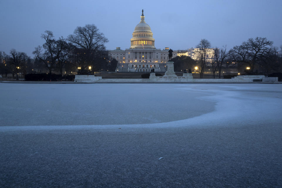 Esta fotografía muestra el Capitolio en Washington, la madrugada del viernes 1 de febrero de 2019. (AP foto/J. Scott Applewhite)