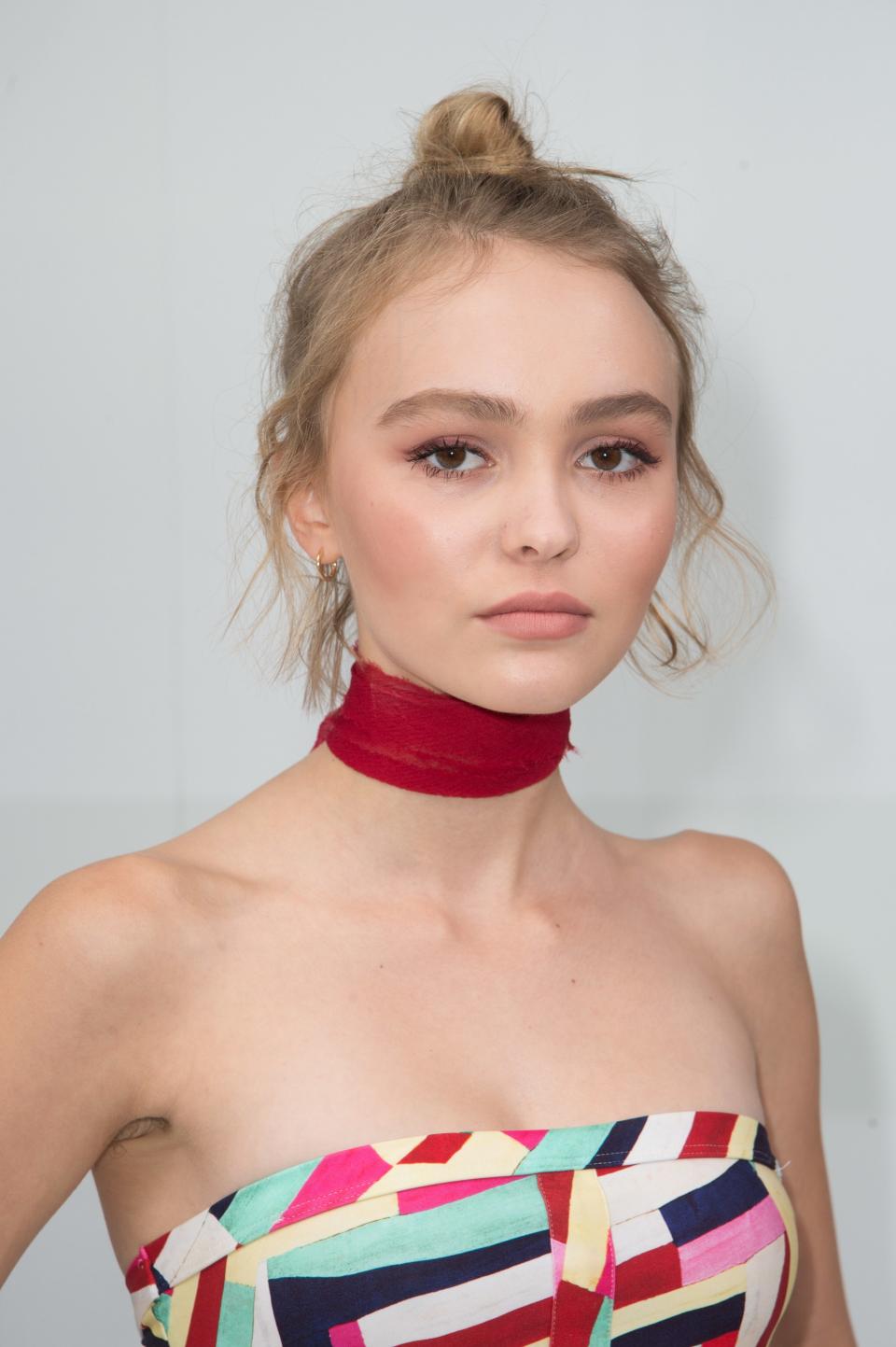 Lily-Rose Depp et son chignon haut