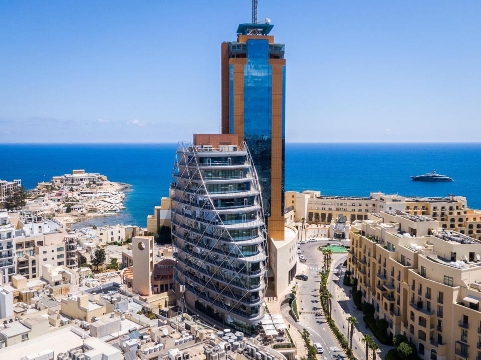 Das Hochhaus im Vordergrund ist der Tipico-Tower in Malta. Die Gründer haben das Gebäude gekauft und vermieten es an ihre Firma.